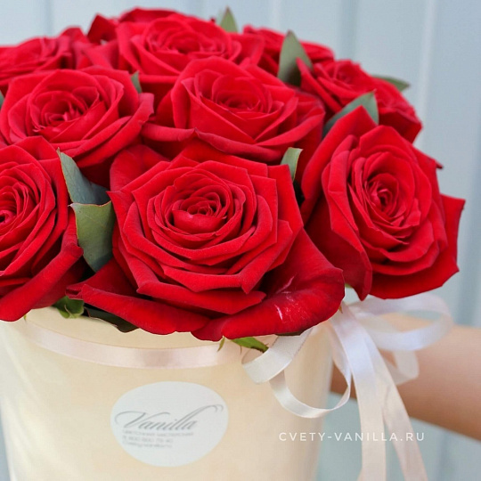 11 красных роз в шляпной коробке
