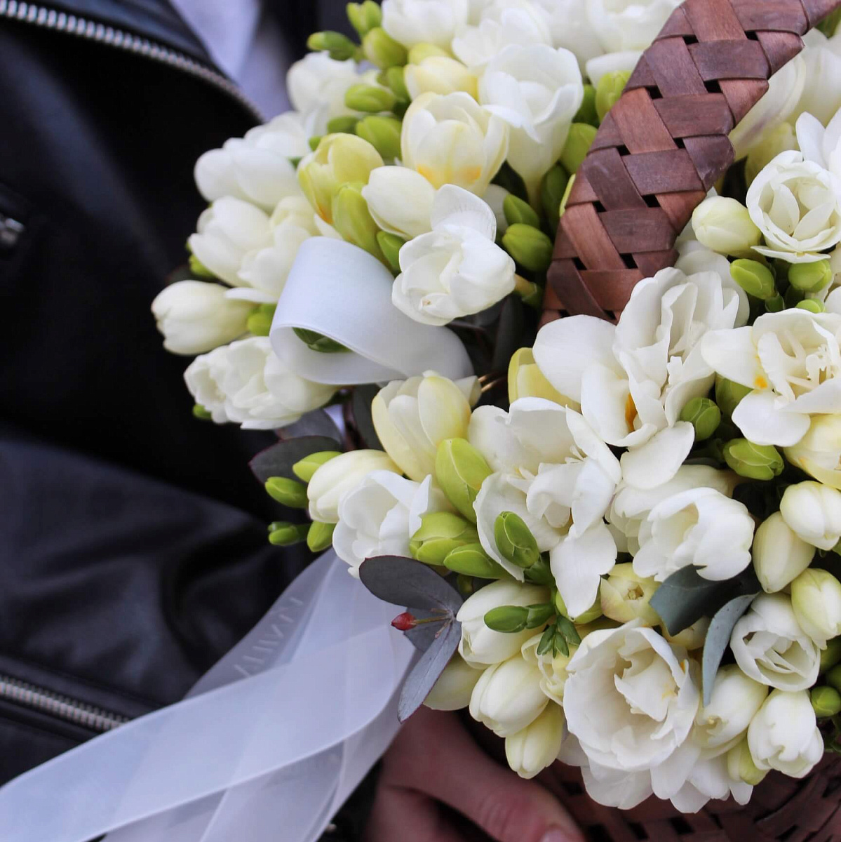 Корзинка с фрезией