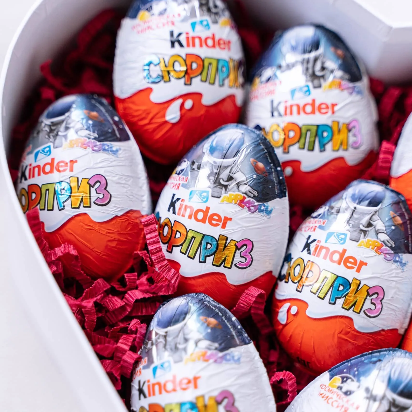 Купить Подарочная коробка с Kinder Surprise 