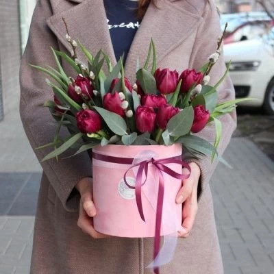 19 пионовидных тюльпанов в коробке