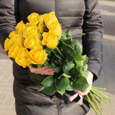 15 голландских желтых роз 60 см