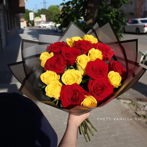 Букет из 19 желтой и красной розы  