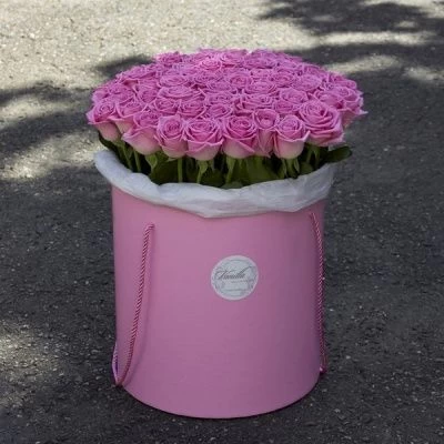 61 роза "aqua" в розовой коробке
