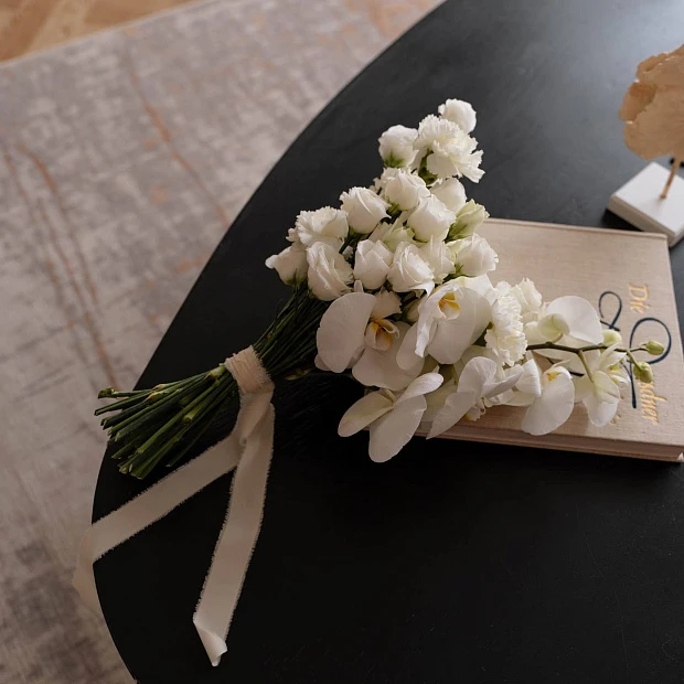 Букет с диантусами и орхидеей "Незабываемый День"