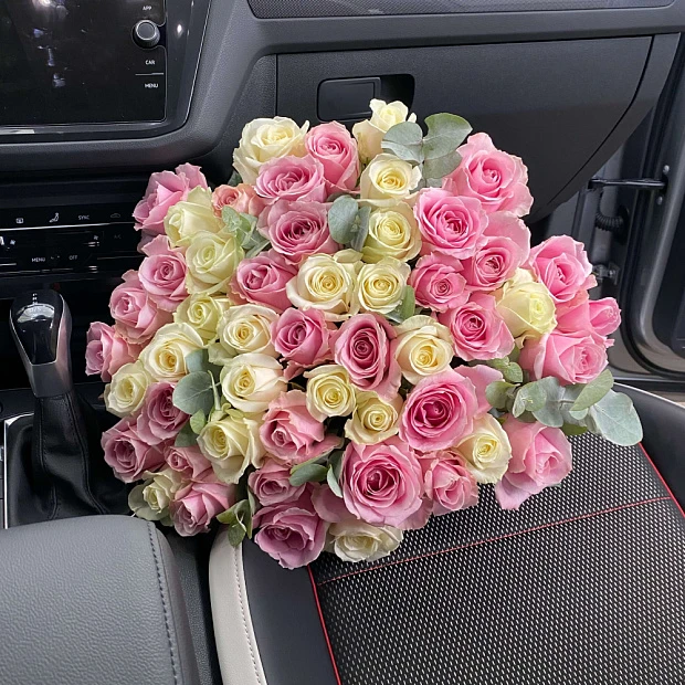 Букет из 51 розы нежных цветов 70 см