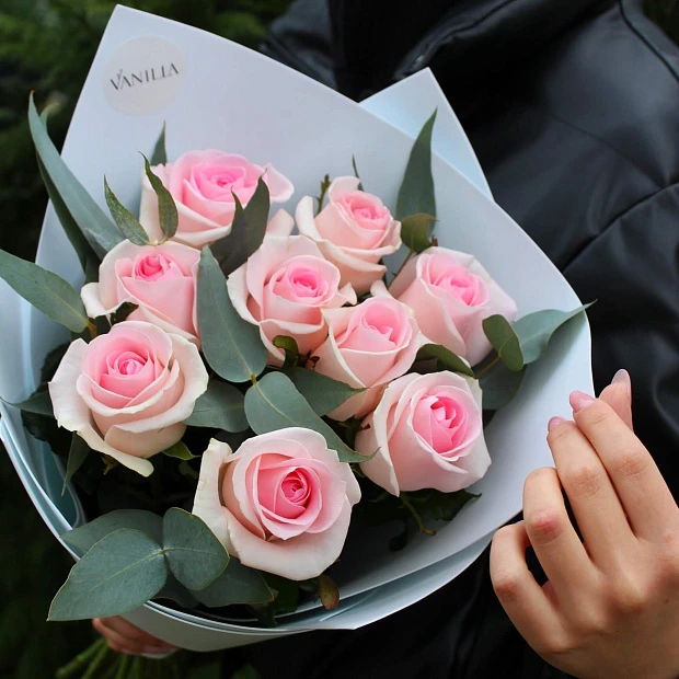 Нежный букет из 9 розовых роз и эвкалипта