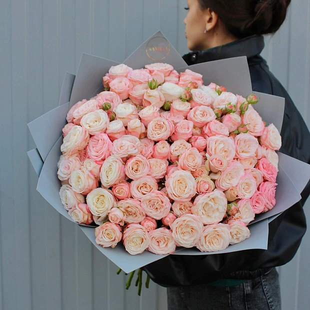 Кустовые пионовидные розы Бомбастик 29 шт в оформлении