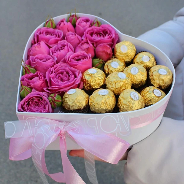 Сердце из цветов и шоколадок