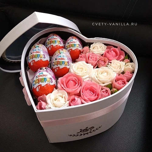 кустовые розы с киндерами в коробке в виде cердца