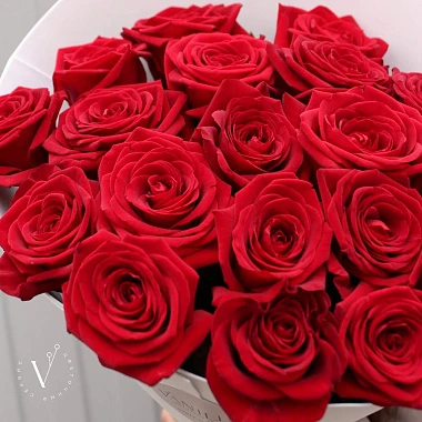 Букет из 19 ароматных красных роз 50 см