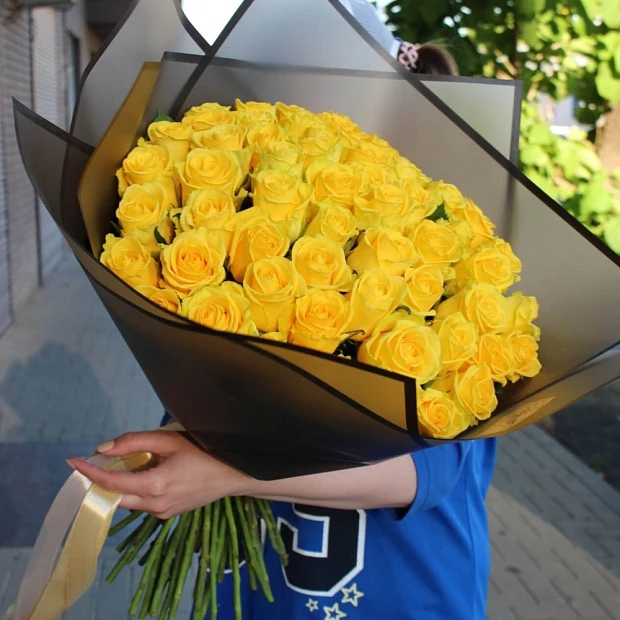 Букет из желтых роз "Пенни Лейн" 61 шт