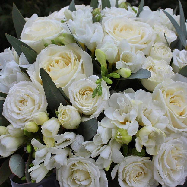 розы Шляпная коробка с белыми розами