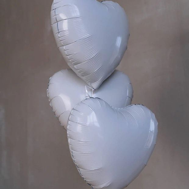 Набор из 3х белых шаров сердец