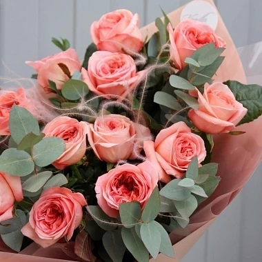 15 стильных пионовидных роз с зеленью