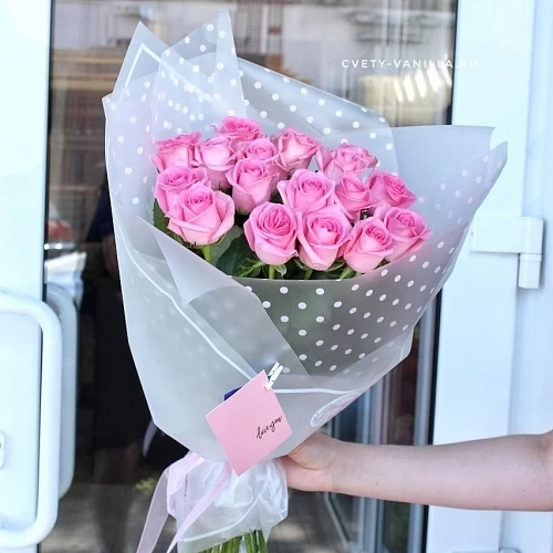 Букет из 17 российских розовых роз