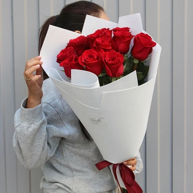 Красная роза в белом оформлении 80 см