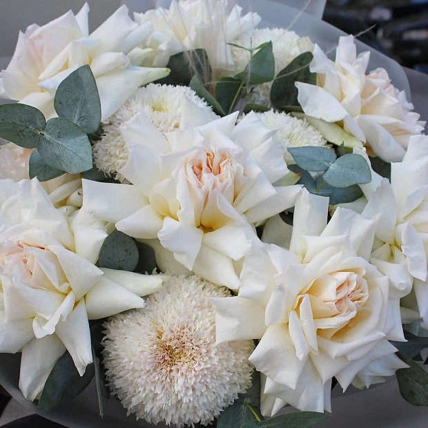 Букет из белых роз и хризантем