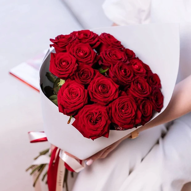 Букет из 19 ароматных красных роз 50 см