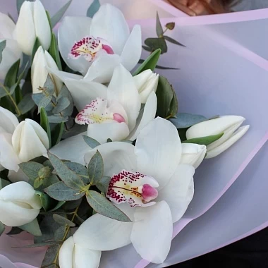 Букет с орхидеями и тюльпанами