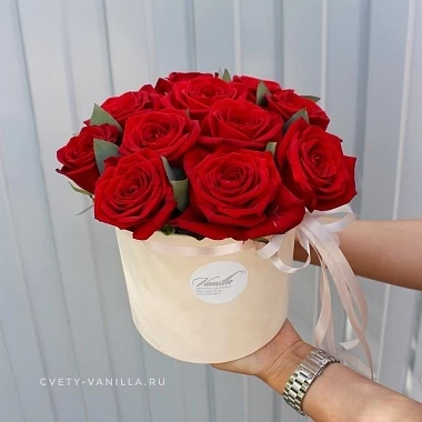11 красных роз в шляпной коробке