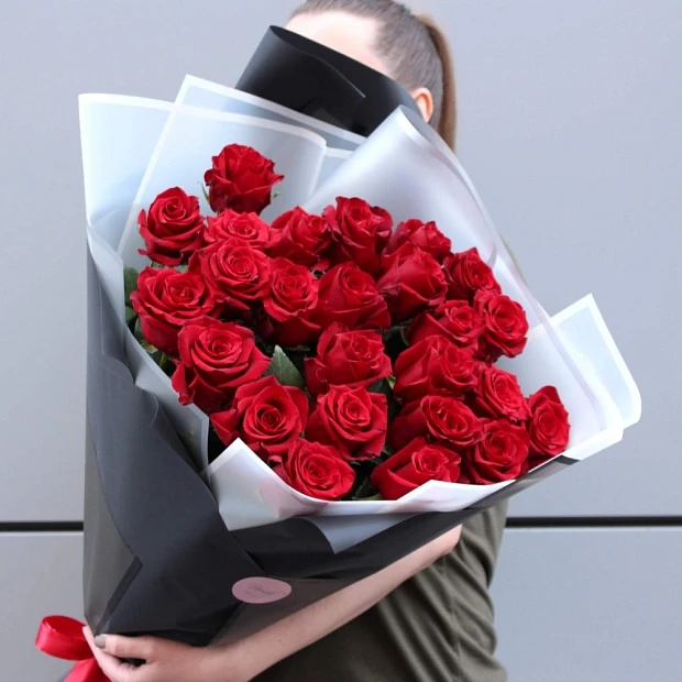 Букет из 25 Голландских красных роз "Эксплорер"