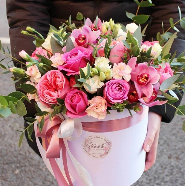 шляпная коробка с розами и орхидеями
