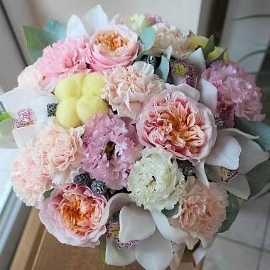 розы Шляпная коробка с орхидеями и розами