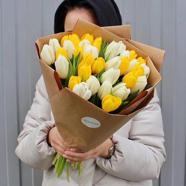 Букет микс цветов из 35 тюльпанов