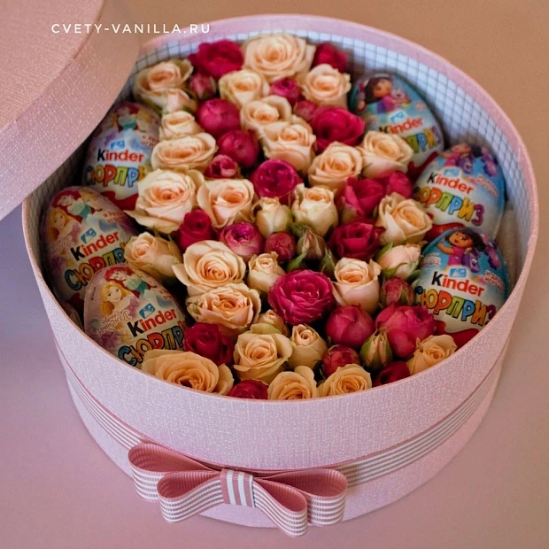 Коробочка с кустовыми розами и Киндерами