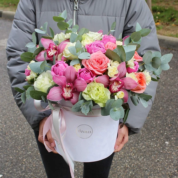 шляпная коробка с розами и орхидеями