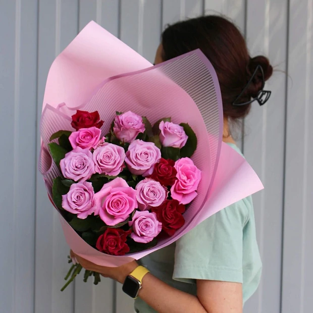 Микс из 15 розовых роз 60 см