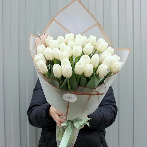 35 белых тюльпанов в нежном оформлении