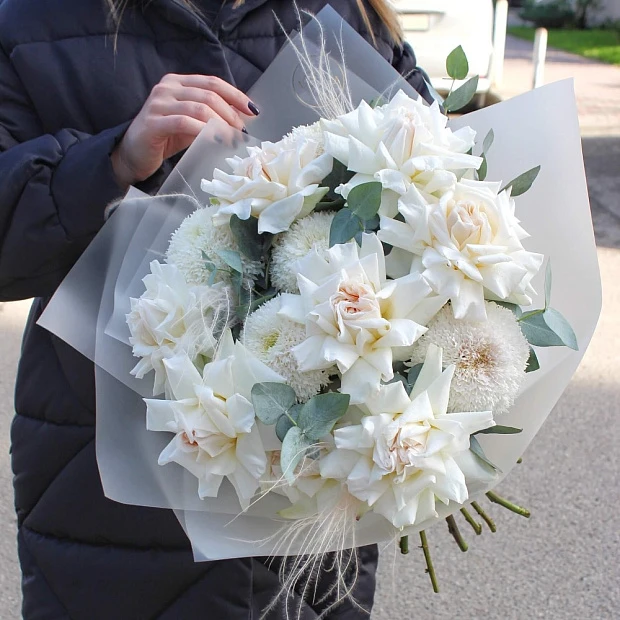 Букет из белых роз и хризантем