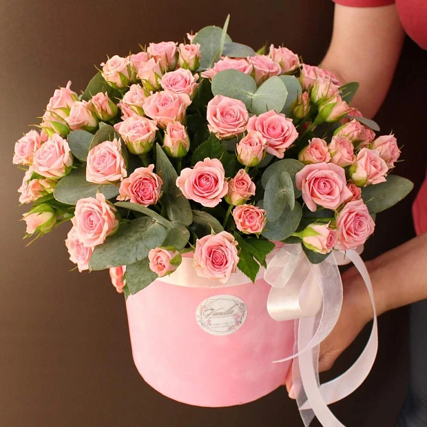 шляпная коробка с кустовыми розами "бархат"