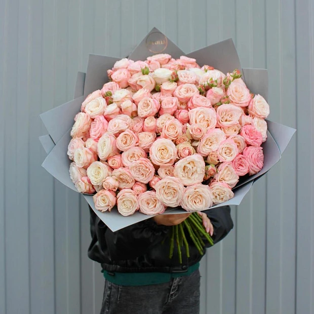 Кустовые пионовидные розы Бомбастик 29 шт в оформлении