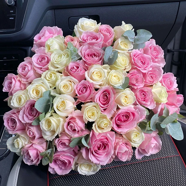 Букет из 51 розы нежных цветов 70 см