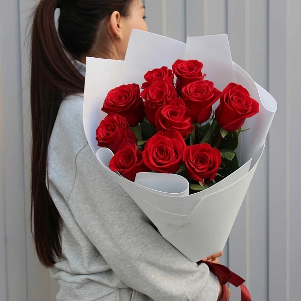 Красная роза в белом оформлении 80 см