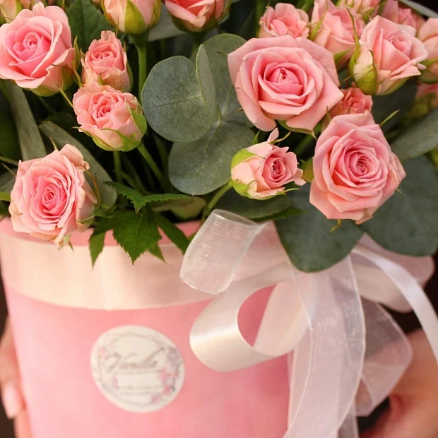 шляпная коробка с кустовыми розами "бархат"