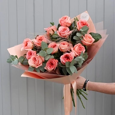 15 стильных пионовидных роз с зеленью