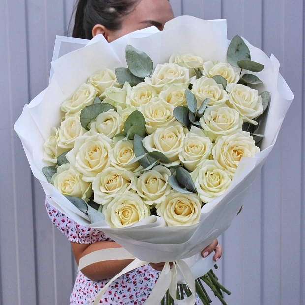 Букет из 27 белых российских роз