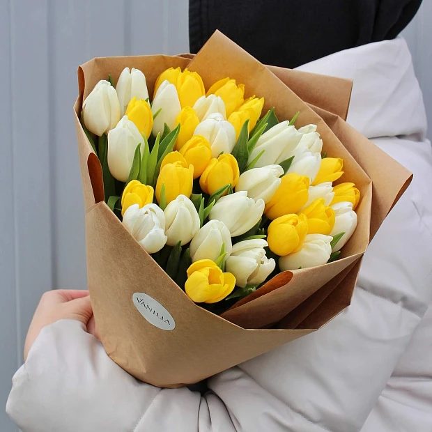 Букет микс цветов из 35 тюльпанов