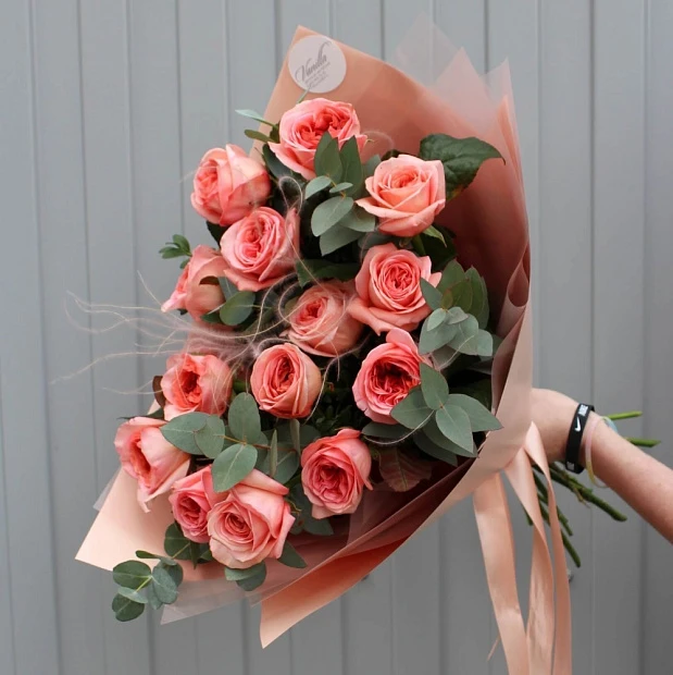 15 стильных пионовидных роз с зеленью 50 см