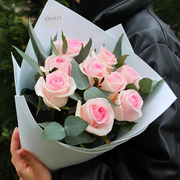 Нежный букет из 9 розовых роз и эвкалипта