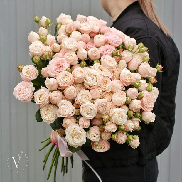 Букет из 25 пионовидных кустовых роз