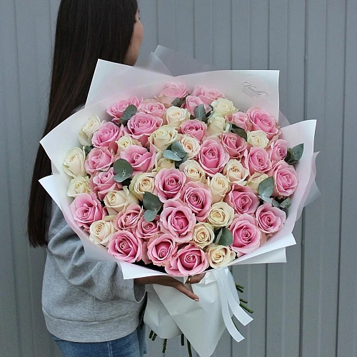 51 белая и розовая роза Россия 70 см