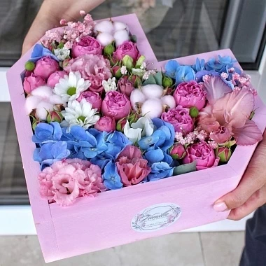 Ящик с яркими цветами