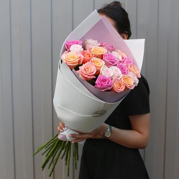 Букет микс из 21 розовой розы 60 см
