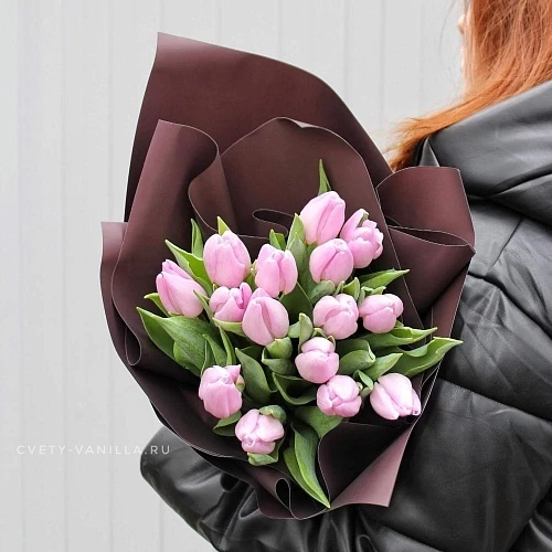 15 тюльпанов в стильном оформлении
