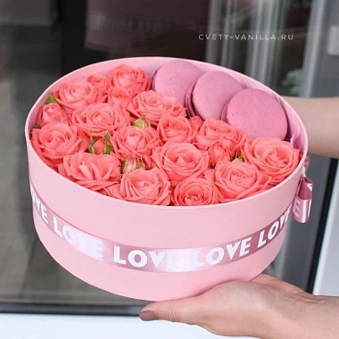Коробка с кустовыми розами и макарунами