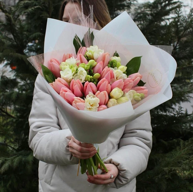Букет с тюльпанами и фрезией «Персиковая нежность»